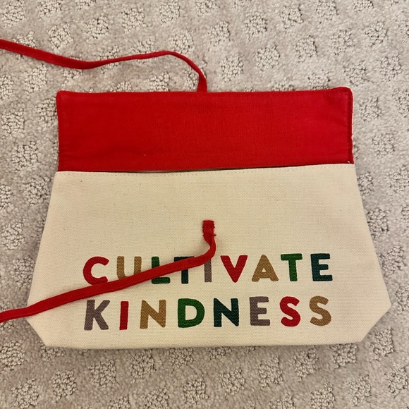 [Clarins] New Cultivate Kindness Pouch - Picture 2 of 5